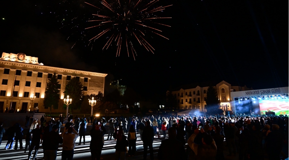 xankendide-ilk-sheher-gunu-genish-konsert-proqrami-ve-ateshfeshanliqla-basha-chatib-foto