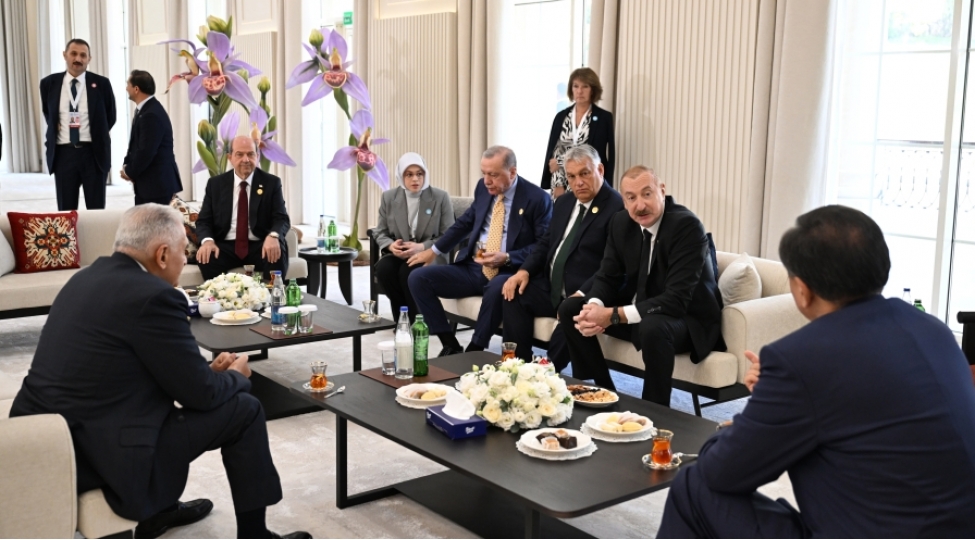 liderler-chay-sufresi-arxasinda-foto