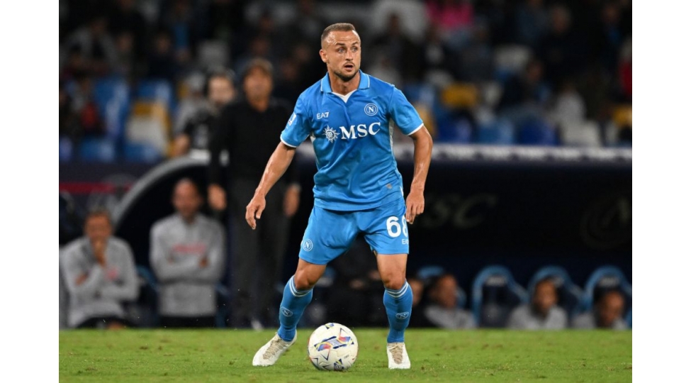 napolinin-futbolchusu-3-4-hefte-yashil-meydanlardan-kenarda-qalacaq