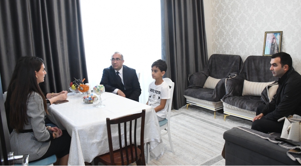yap-sumqayit-sheher-teshkilatinin-numayendeleri-anim-tedbirinde-ishtirak-edib-ve-shehid-ailelerini-ziyaret-edibler