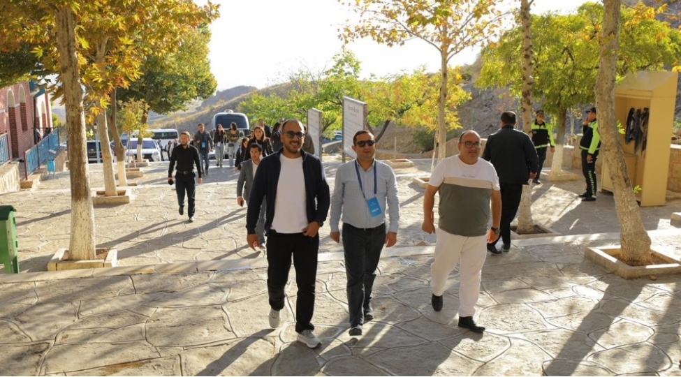 jurnalistler-eshabi-kehf-ziyaretgahinda-olublar-foto