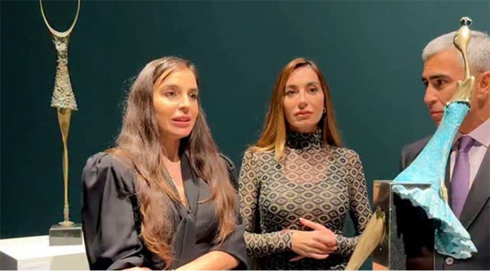 leyla-eliyeva-arzu-eliyeva-ile-q-gallery-berline-seferleri-haqqinda-paylashim-edib