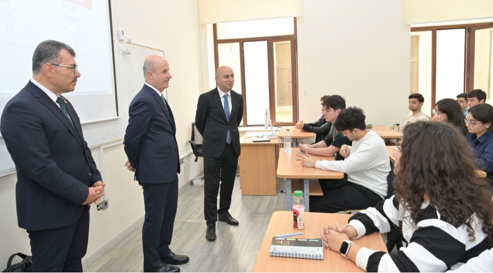 emin-emrullayev-ve-erol-ozvar-turkiyeazerbaycan-universitetinde-telebelerle-gorushubler
