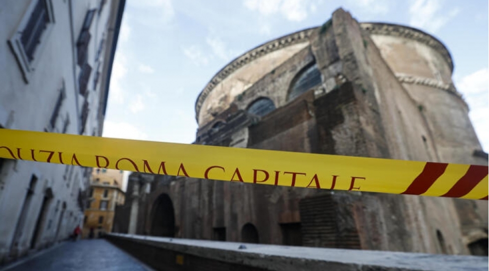 yapon-turist-roma-panteonunun-divarindan-yixilaraq-olub