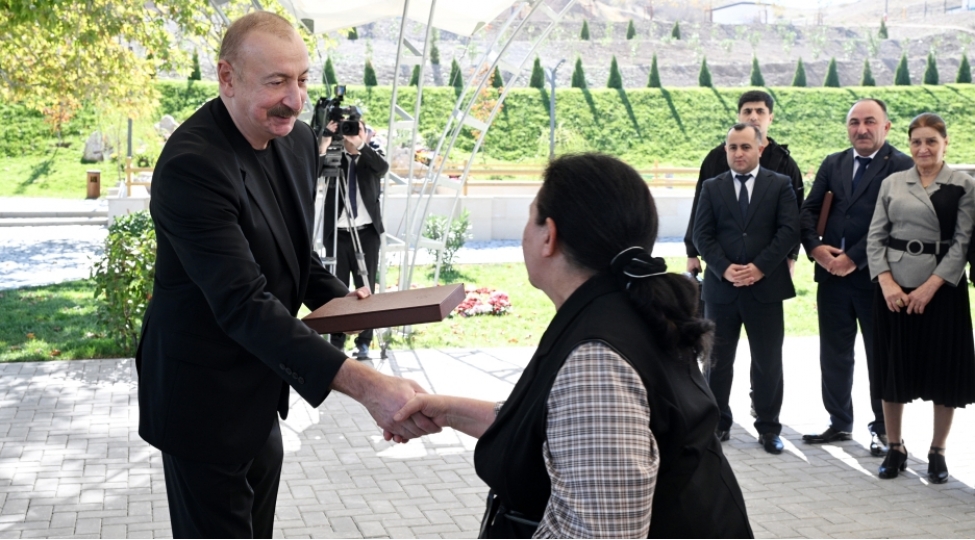 prezident-ilham-eliyev-cebrayil-rayonunun-horovlu-kendinin-sakinlerine-menzillerin-acharlarini-teqdim-edib-yenilenibfoto