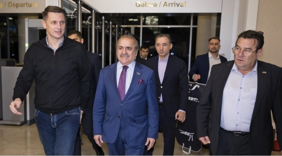 ruminiya-senatinin-sedri-azerbaycana-gelib