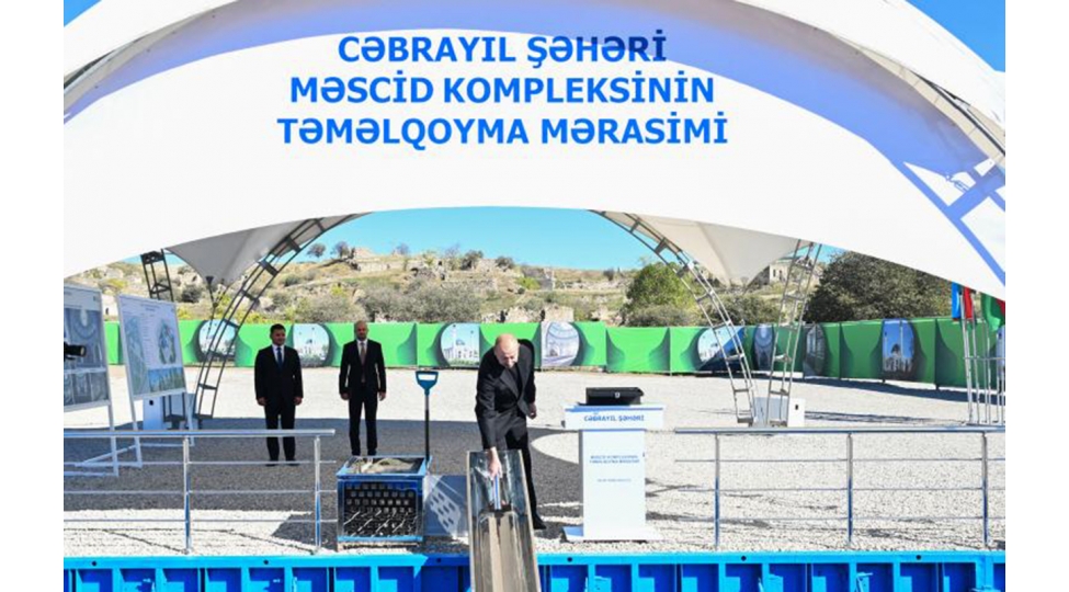 ikimertebeli-mescid-binasinda-eyni-anda