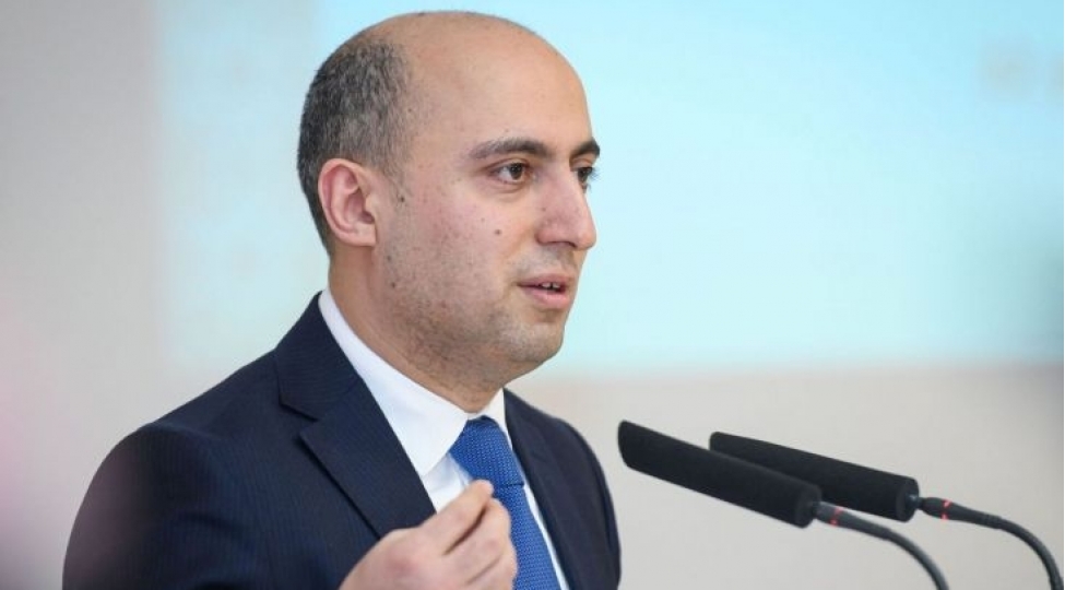 emin-emrullayev-mektebli-chantalarini-yukleyen-teref-nazirlik-deyil