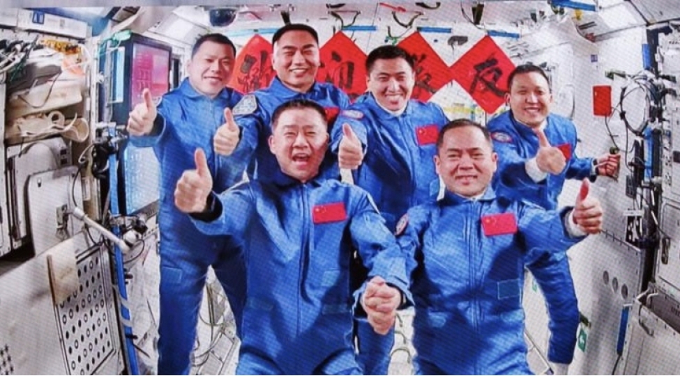 chinin-shencou-21-missiyasinin-astronavtlari-kosmik-stansiyaya-chatib