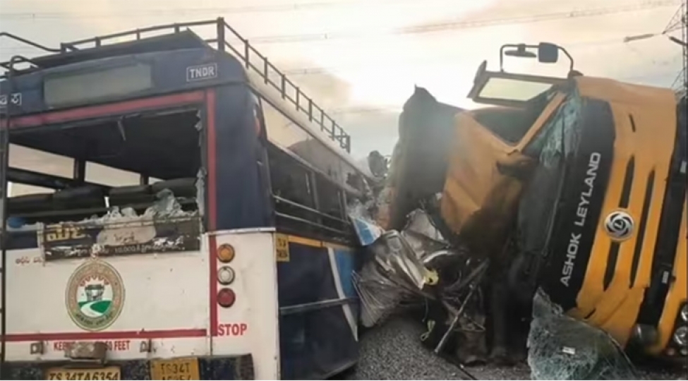 hindistanda-qetliam-kimi-qeza-avtobusla-yuk-mashini-toqqushub