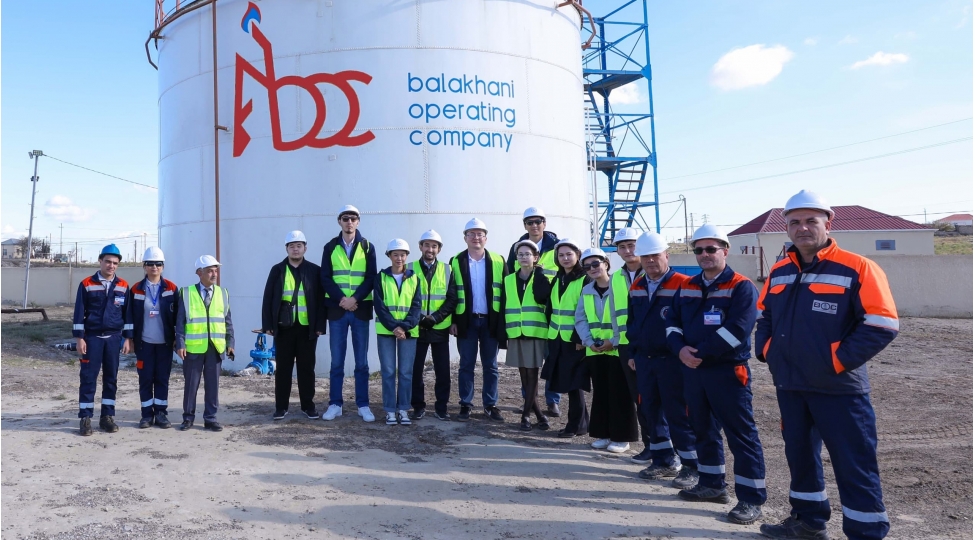 qazaxistanin-genc-geoloqlari-balaxanidaki-neft-medenleri-ile-tanish-olublar