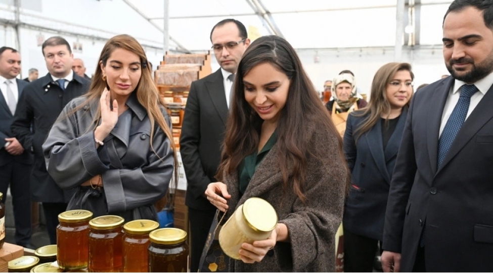 leyla-eliyeva-ve-arzu-eliyeva-arichiliq-mehsullarinin-sergi-satish-yarmarkasini-ziyaret-edibler-foto