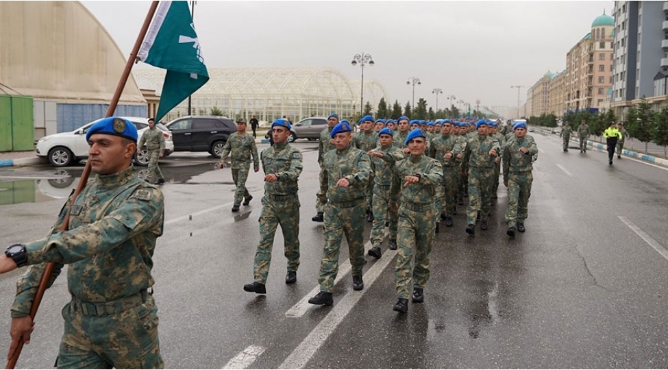 zefer-gununun-beshilliyi-munasibetile-herbi-orkestrlerin-mushayieti-altinda-yurushler-kechirilib