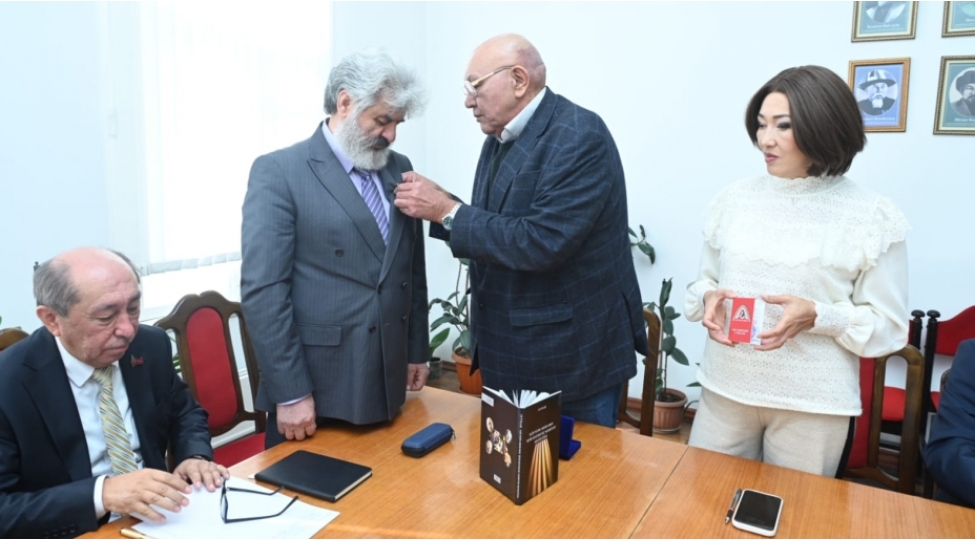 bishkekde-azerbaycanli-teatr-xadimine-chingiz-aytmatov-medali-teqdim-edilib-foto