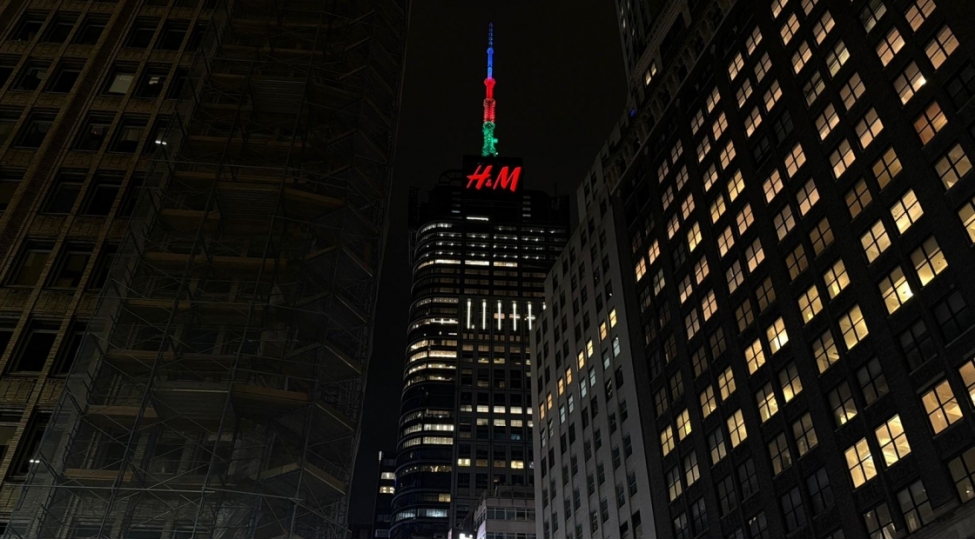 nyu-yorkda-tayms-meydanindaki-en-hundur-goydelen-azerbaycan-bayraginin-rengleri-ile-ishiqlandirilib