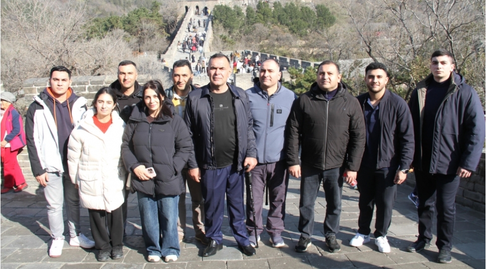 aprel-doyushlerinin-qehremani-boyuk-chin-seddinde