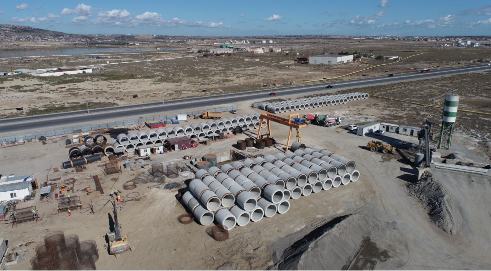 zig-hovsan-kanalizasiya-kollektoru-tikilir-fotovideo