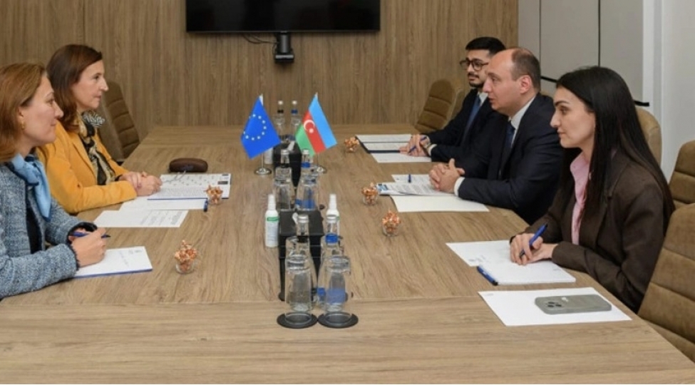 azerbaycan-ai-ile-qlobal-reqemsal-baglantinin-guclendirilmesini-muzakire-edib