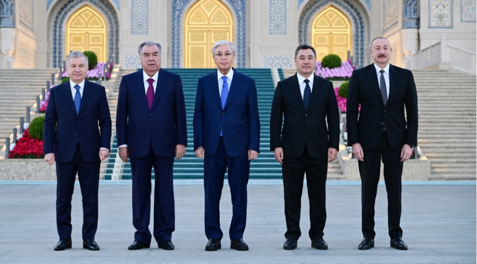 prezident-ilham-eliyev-dashkendde-islam-sivilizasiyasi-merkezi-ile-tanish-olub