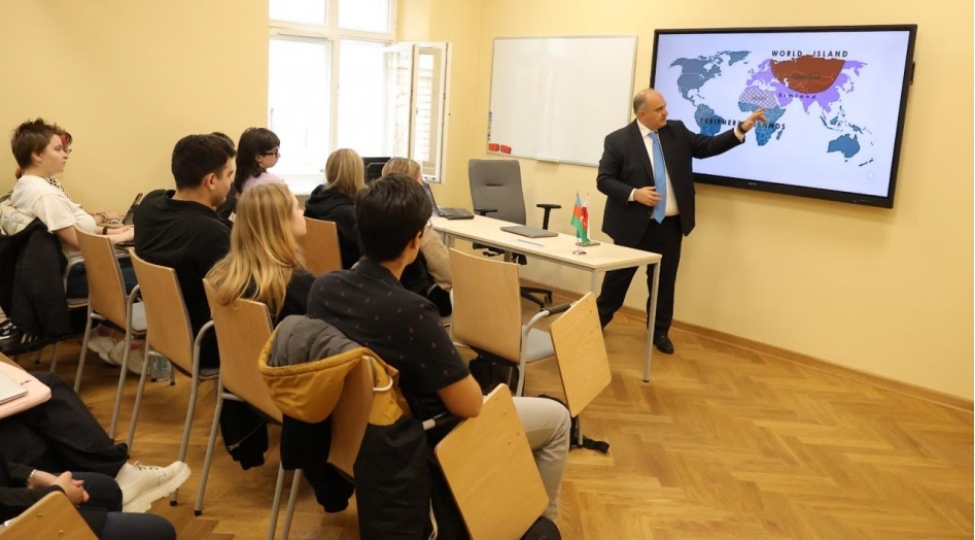 bsu-nun-rektoru-varshavada-deyishen-geosiyasi-realliqlar-sheraitinde-azerbaycanin-regional-liderliyinden-danishib