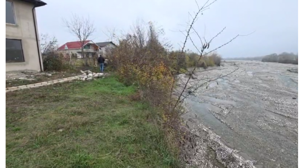 qusarchay-chayinin-mecrasi-genishlenir-sahildeki-evlerin-uchmaq-tehlukesi-yaranib