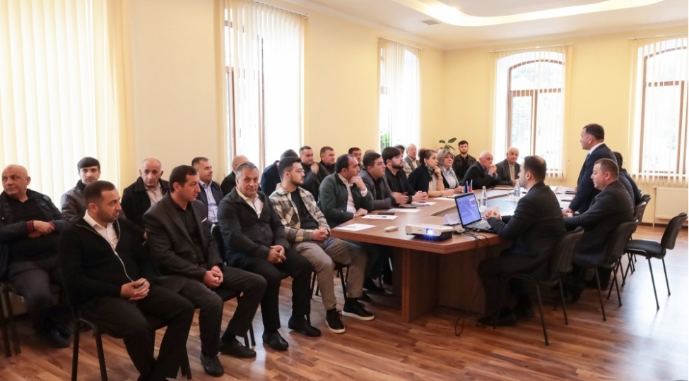 sheki-sheherinde-sahibkarlar-uchun-menshe-sertifikati-alt-modulundan-istifadeye-dair-maariflendirici-gorush-kechirilib