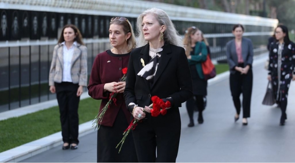 absh-dovlet-katibinin-siyasi-meseleler-uzre-mushaviri-shehidler-xiyabanini-ziyaret-edib