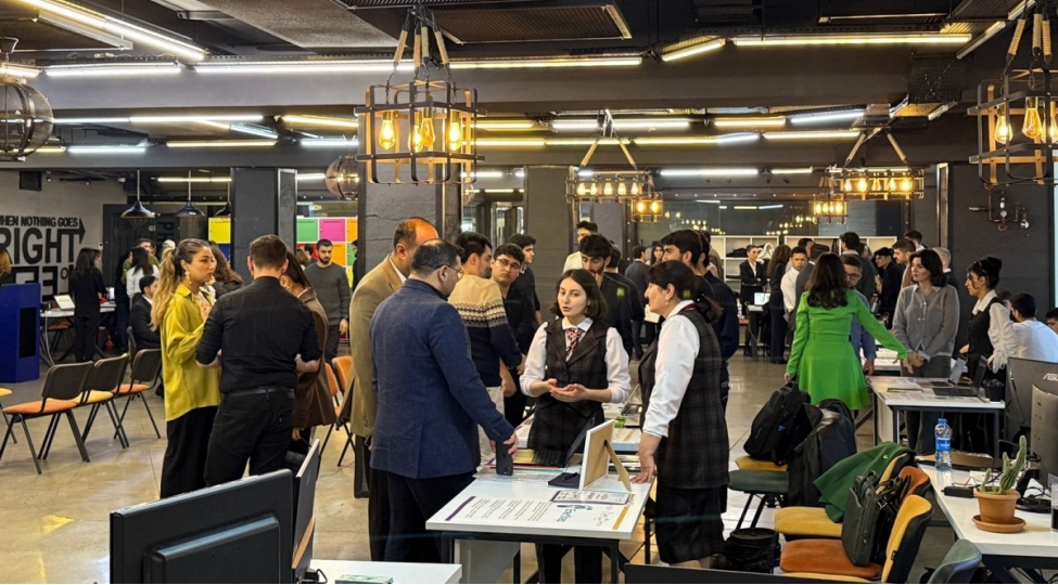 demo-day-bashladi-finala-chixan-30-layihe-sergide-numayish-olunur