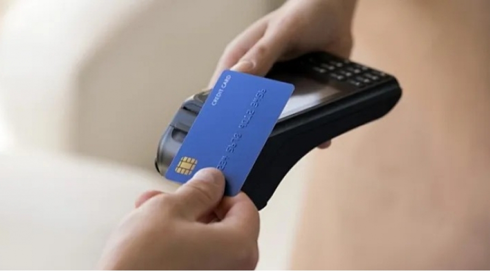 ictimai-iashe-fealiyyeti-gosteren-shexslerin-pos-terminal-vasitesile-nagdsiz-dovriyyesi-uzre-vergi-yuku-azaldilir