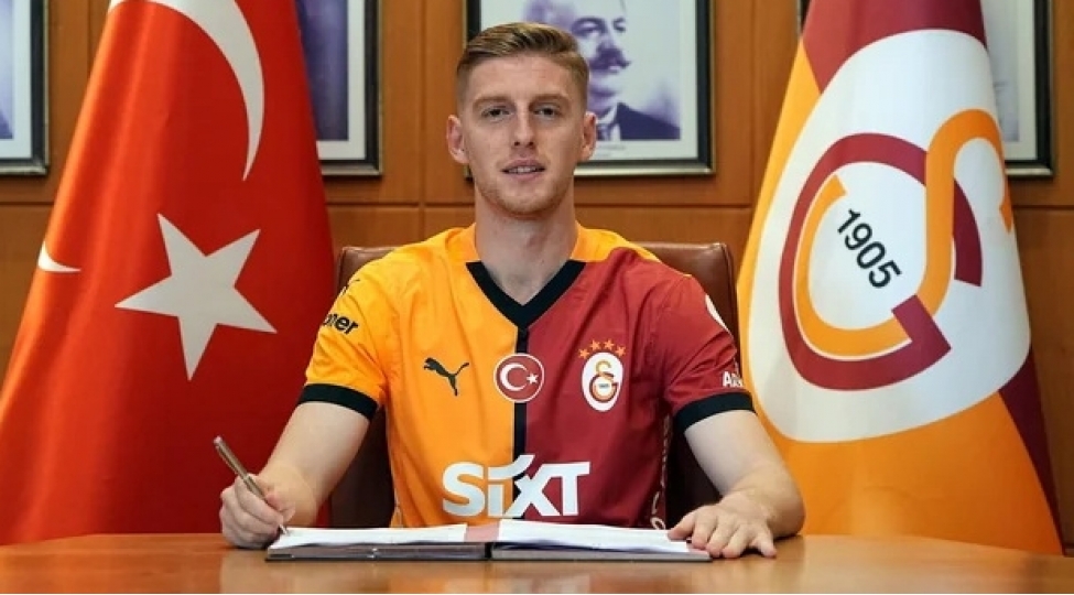 qalatasarayin-futbolchusu-saxlanildi