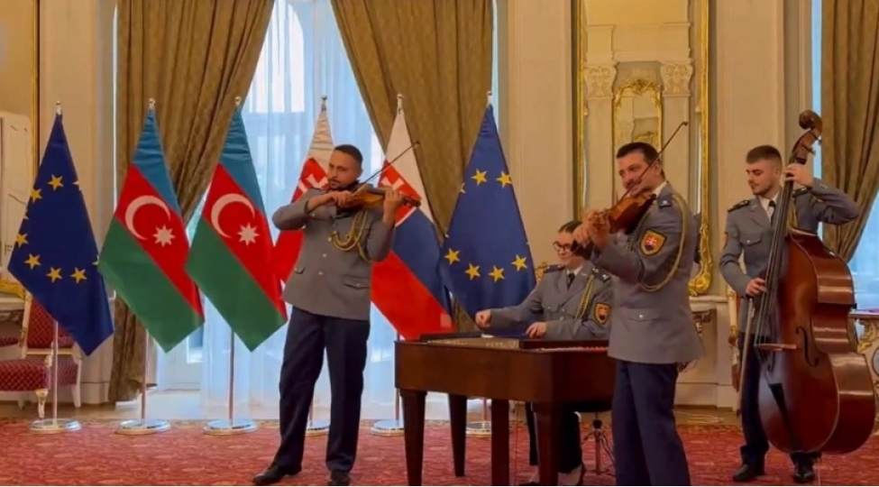 ilham-eliyevle-robert-fitsonun-gorushu-zamani-qurban-olum-azerbaycan-mahnisi-ifa-edilib