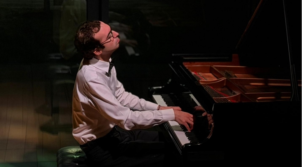 eldeniz-elekberzade-parisde-maraqla-qarshilanan-konsert-proqrami-ile-chixish-edib