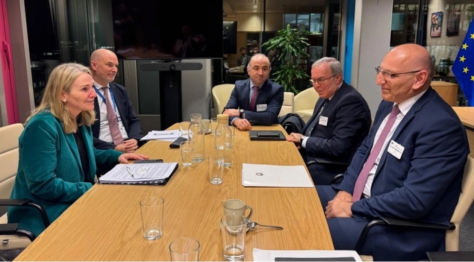 elchin-emirbeyov-brusselde-ai-ermenistan-arasinda-senedle-bagli-azerbaycanin-narahatligini-chatdirib