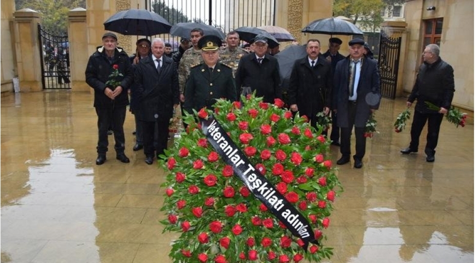 muharibe-emek-ve-silahli-quvveler-veteranlari-teshkilatinin-emekdashlari-ulu-onderin-mezarini-ziyaret-edibler