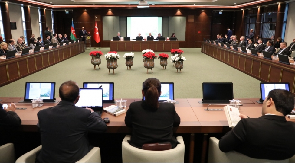 deputatlar-ankarada-ulu-onderin-xatiresine-hesr-olunan-romanin-teqdimatinda