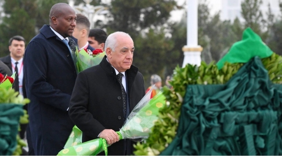 eli-esedov-ashqabadda-neytralliq-abidesini-ziyaret-edib