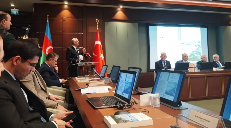 ankarada-ulu-onderin-xatiresine-hesr-olunan-anim-merasimi-ve-romanin-teqdimati-olub-foto