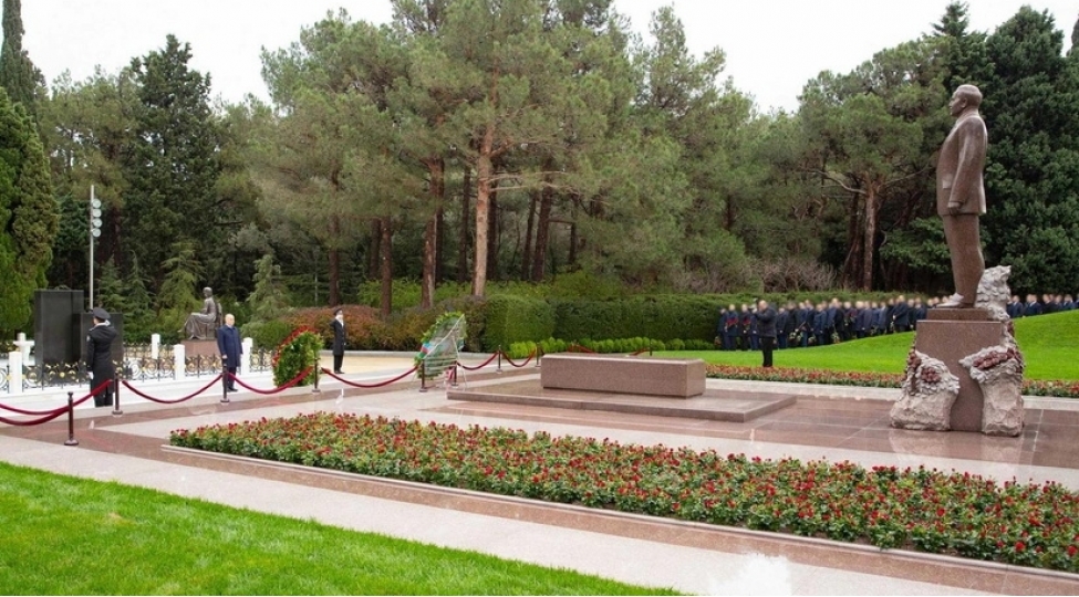 dtx-nin-emekdashlari-fexri-xiyabanda-heyder-eliyevin-xatiresini-aniblar