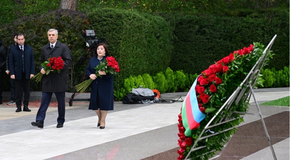 dovlet-ve-hokumet-resmileri-fexri-xiyabanda-ulu-onder-heyder-eliyevin-xatiresini-yad-edibler-foto-2