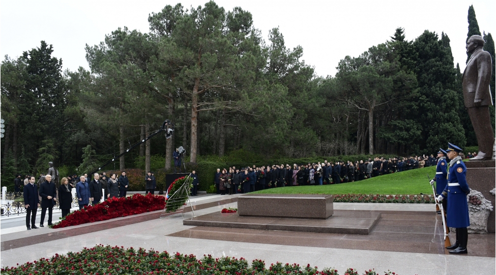 yeni-azerbaycan-partiyasinin-numayendeleri-umummilli-lider-heyder-eliyevin-xatiresini-yad-edibler-foto