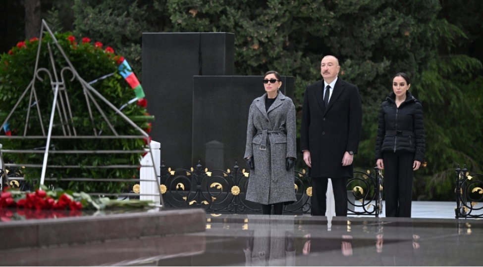 prezident-ilham-eliyev-ve-birinci-xanim-mehriban-eliyeva-umummilli-lider-heyder-eliyevin-mezarini-ziyaret-edibler-yenilenibfoto