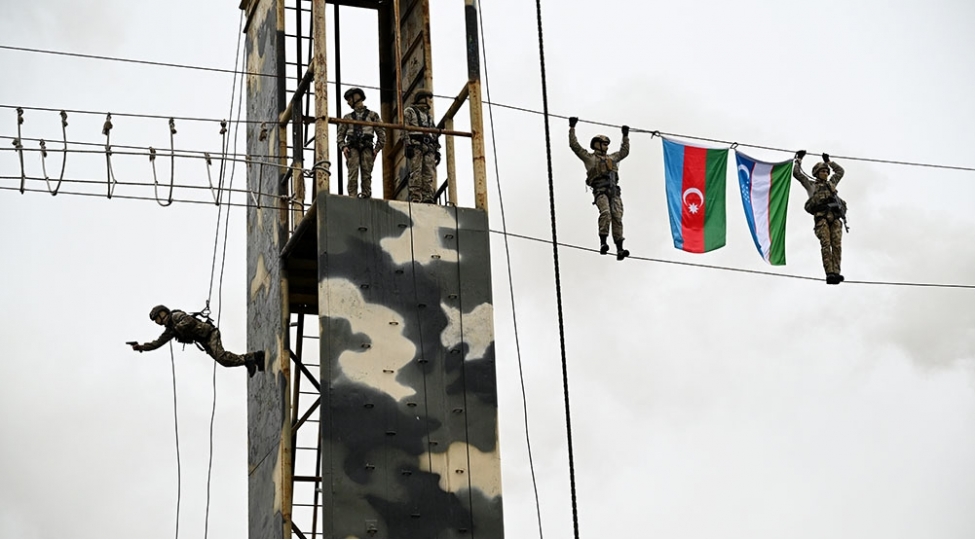 azerbaycan-mudafie-naziri-ve-ozbekistanin-herbi-numayende-heyeti-komando-herbi-hissesinde-olublar-video