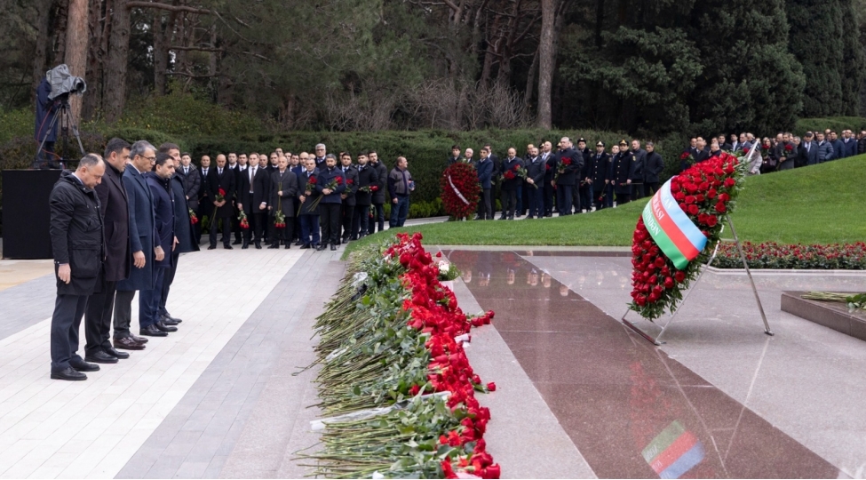 azergold-qsc-ve-toreme-shirketlerinin-kollektivi-umummilli-lider-heyder-eliyevin-mezarini-ziyaret-edib