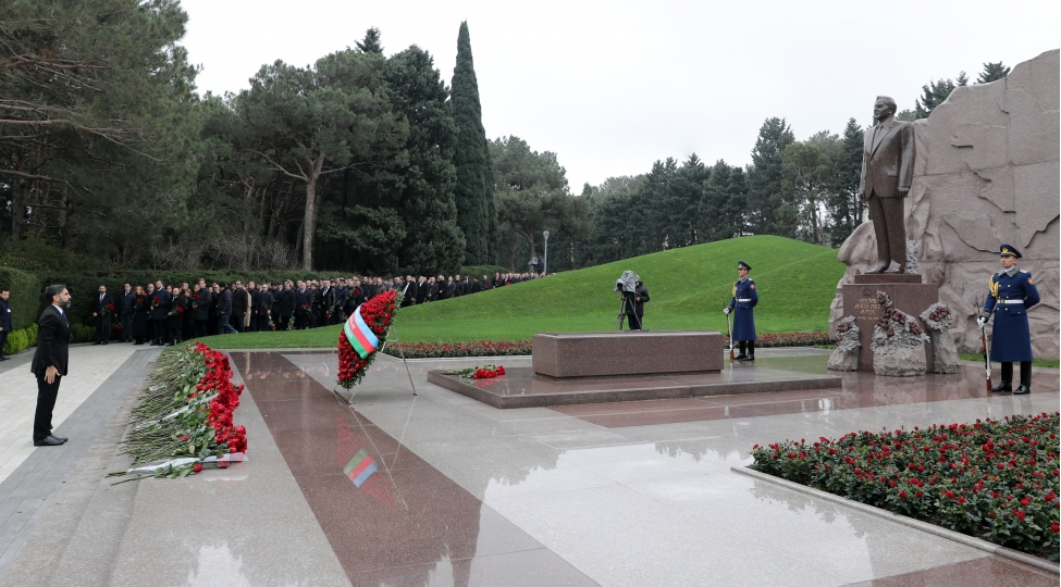 socar-in-kollektivi-ulu-onder-heyder-eliyevin-mezarini-ziyaret-edib-2