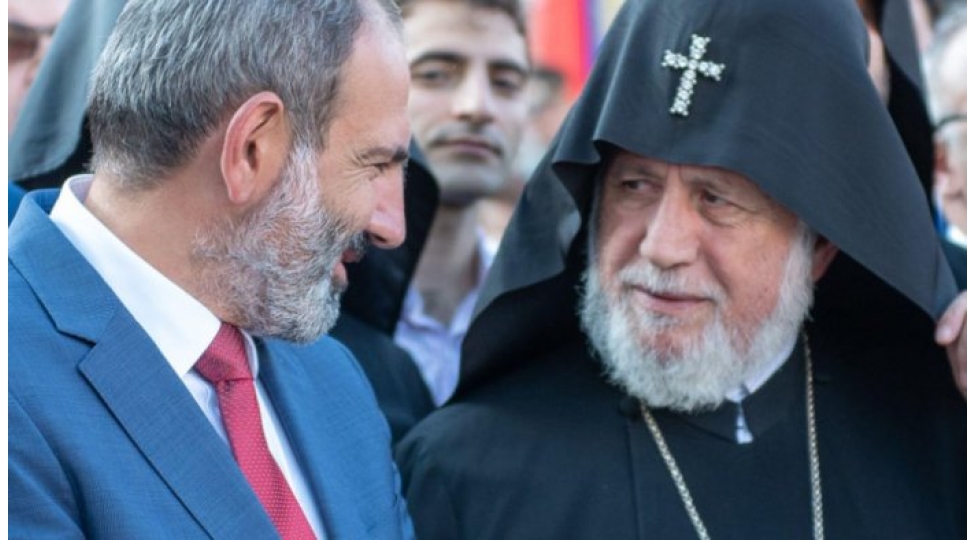 pashinyan-qezeblendi-kilseni-siyasi-partiyaya-cheviribler