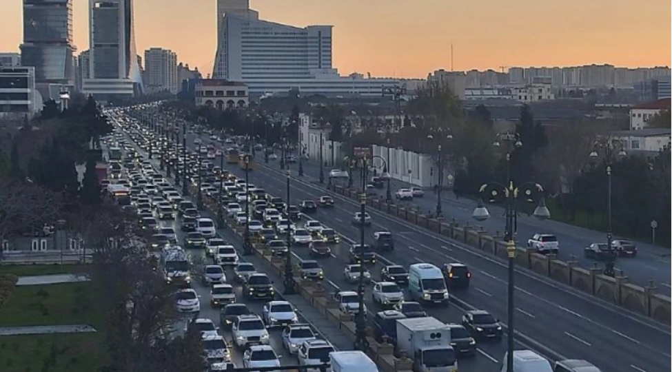 bakinin-bu-yollarinda-neqliyyatin-sixligi-yaranib-2