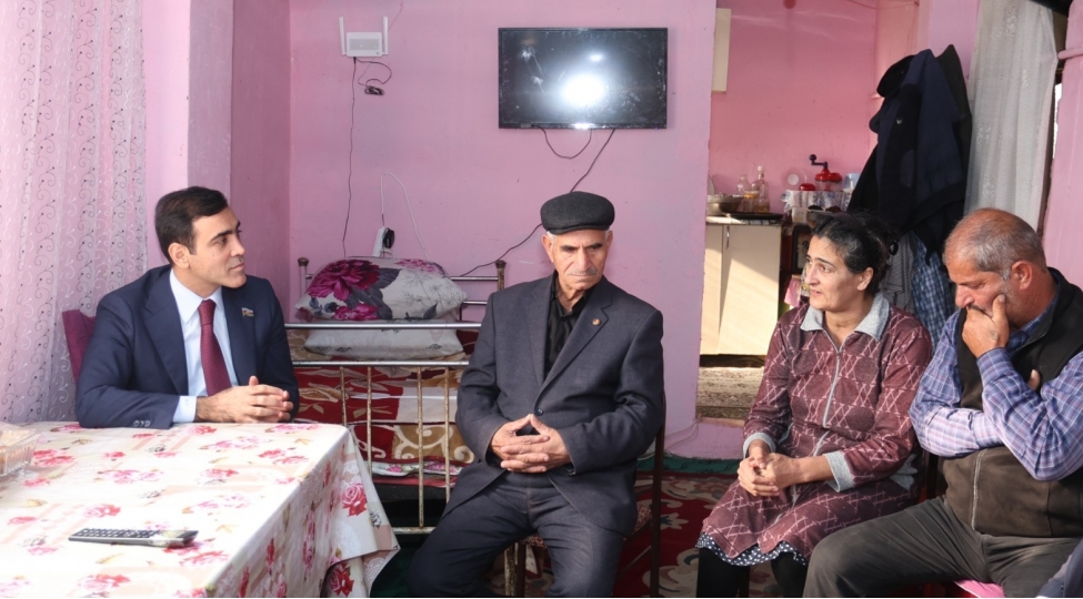 anar-memmedov-terterde-shehid-ailesini-ziyaret-etdi
