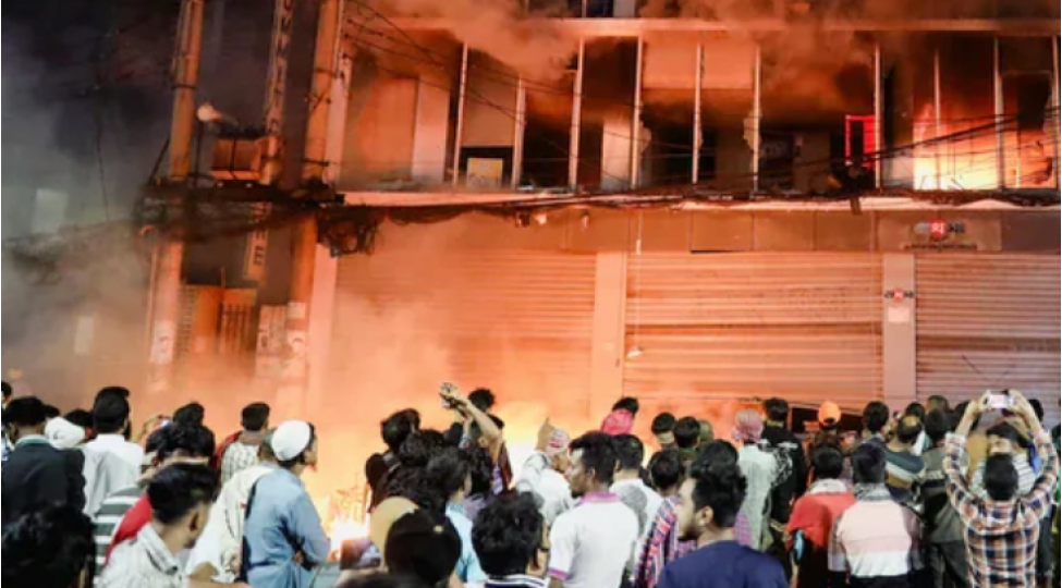 banqladeshde-etirazlarda-yandirilan-ofislerden-25-jurnalist-texliye-edilib