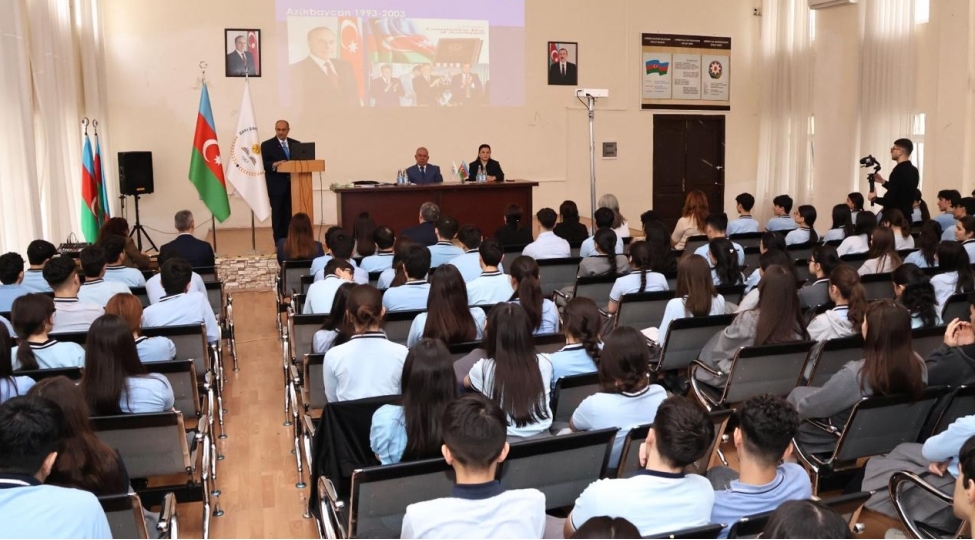 bsu-nun-rektoru-nizami-rayonundayeni-dovrun-azerbaycani-movzusunda-mekteblilerle-gorush-kechirib