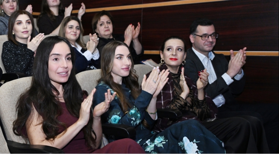 romeo-ve-culyetta-eserinin-motivleri-esasinda-hazirlanan-eyniadli-tamasha-numayish-olunub